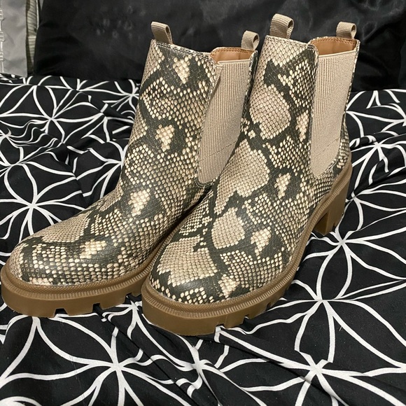 Brand new target booties size 8.5 - Picture 4 of 5